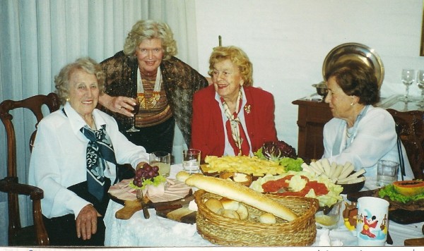 Pichona (primera izquierda) con Susana Hughes Supervielle, Mercedes Casaravilla de Supervielle y Lina Hughes MaÃ±Ã© (a la derecha)